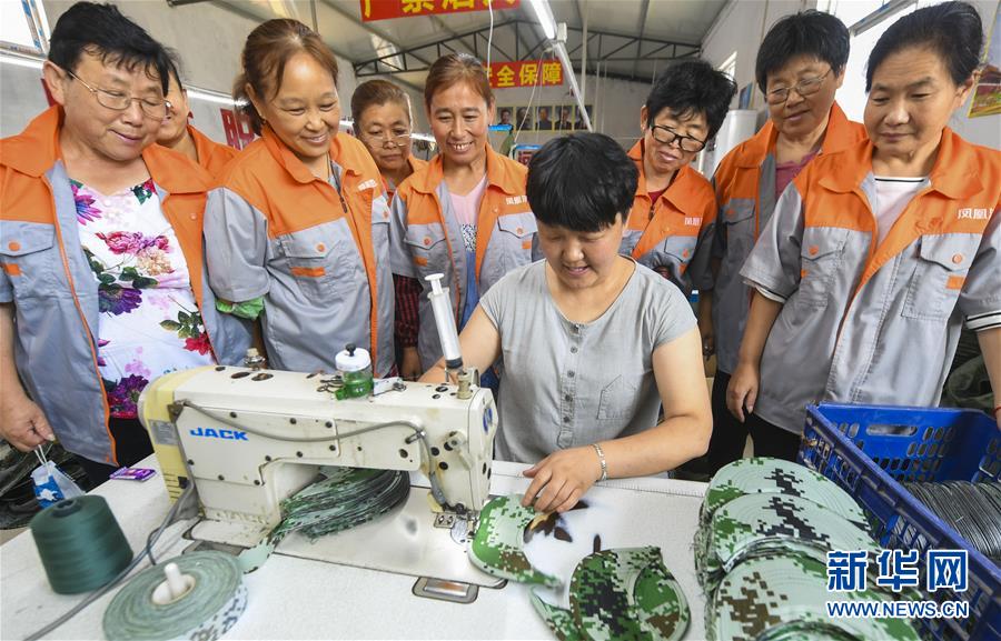 7月16日，在河北省深州市高古莊鎮(zhèn)鳳凰池村扶貧車間，馬京娜示范縫紉技藝。 馬京娜是河北省深州市高古莊鎮(zhèn)鳳凰池村的致富能手。在市、鄉(xiāng)、村各級(jí)部門的大力支持下，馬京娜創(chuàng)辦扶貧車間，為建檔立卡貧困戶設(shè)立崗位，帶領(lǐng)貧困戶脫貧增收。目前，馬京娜的扶貧車間提供就業(yè)崗位30多個(gè)。 新華社記者 李曉果 攝