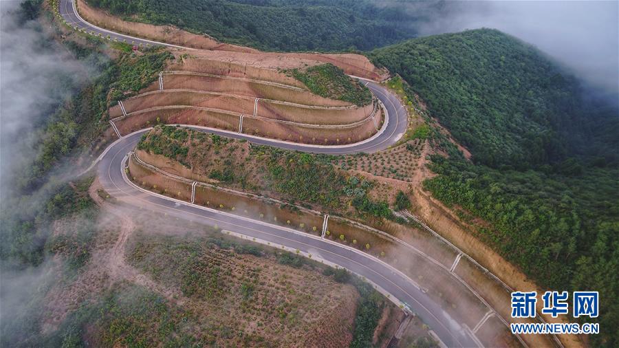 7月28日拍攝的鳳翅山至蟒頭山國(guó)家森林公園全域旅游示范路（無人機(jī)照片）。 位于陜西省延安市宜川縣鳳翅山至蟒頭山國(guó)家森林公園間的全域旅游示范路沿途風(fēng)景優(yōu)美，時(shí)?？梢姺v的云海。示范路方便旅客觀賞沿線叢林山水，也輻射帶動(dòng)了沿線3個(gè)貧困村的村民脫貧致富。 新華社發(fā)（趙潔 攝）
