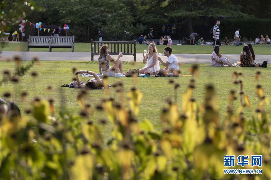 7月31日，人們?cè)谟?guó)倫敦?cái)z政公園里休閑。新華社記者 韓巖 攝