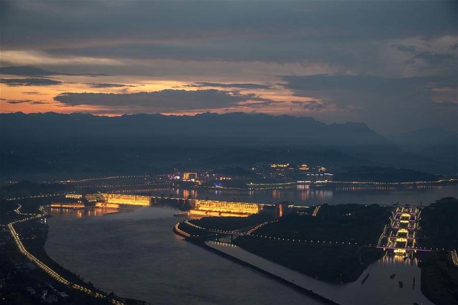  8月1日拍攝的三峽工程夜色。 入夜，三峽工程景觀(guān)燈開(kāi)放，整個(gè)景區(qū)更加壯麗多彩。 新華社記者 杜華舉 攝