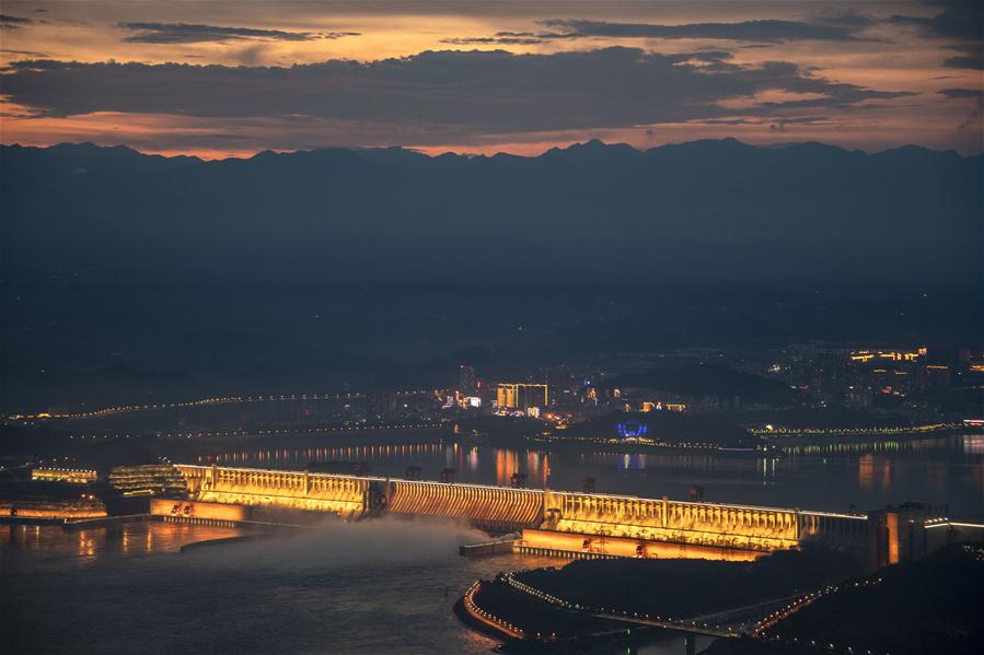  8月1日拍攝的三峽工程夜色。 入夜，三峽工程景觀(guān)燈開(kāi)放，整個(gè)景區(qū)更加壯麗多彩。 新華社記者 杜華舉 攝