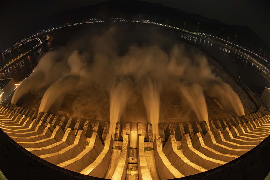  8月1日拍攝的三峽工程夜色。 入夜，三峽工程景觀(guān)燈開(kāi)放，整個(gè)景區(qū)更加壯麗多彩。 新華社記者 杜華舉 攝