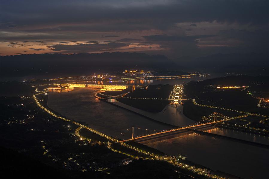  8月1日拍攝的三峽工程夜色。 入夜，三峽工程景觀(guān)燈開(kāi)放，整個(gè)景區(qū)更加壯麗多彩。 新華社記者 杜華舉 攝