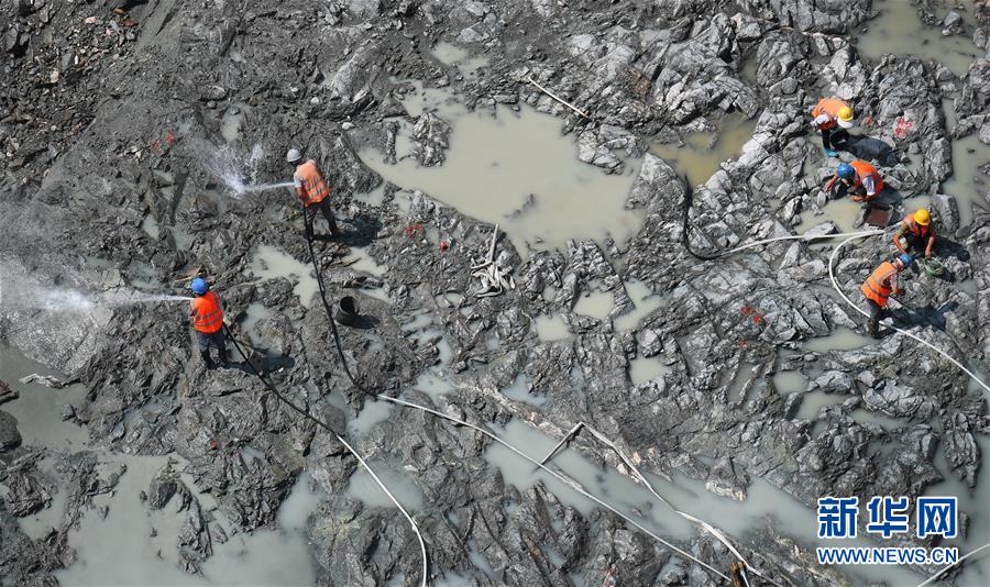 8月3日，工人在黃金峽水利樞紐電站基坑進(jìn)行巖面清理。 盛夏時節(jié)，在秦嶺深處的黃金峽水利樞紐工地上，施工人員冒著酷暑加班加點奮戰(zhàn)，以確保今年11月進(jìn)行右岸二期截流。黃金峽水利樞紐壩址位于漢江干流上游峽谷段，是引漢濟(jì)渭工程的重要組成部分。 新華社記者 陶明 攝
