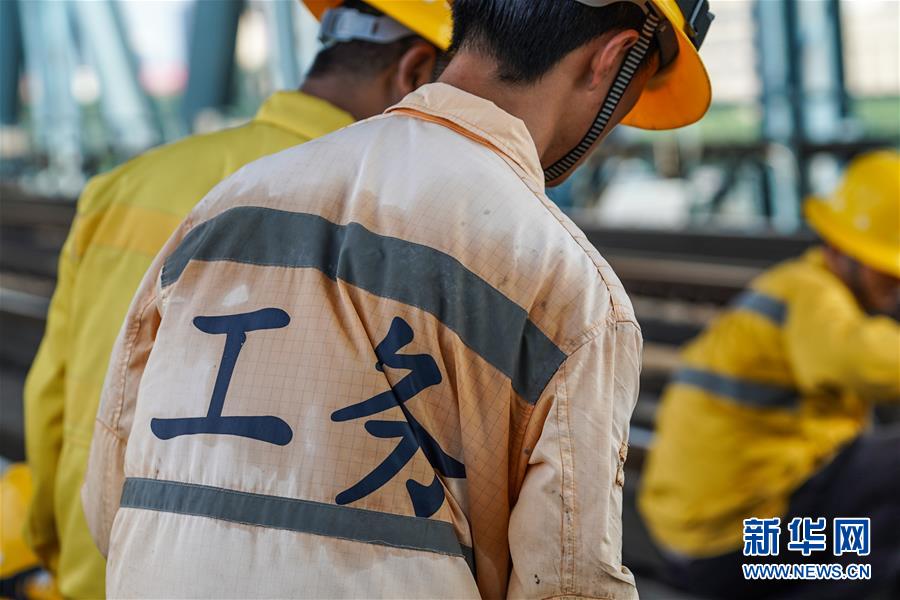 8月6日，橋隧工的工作服在作業(yè)時被汗水浸濕。新華社記者 李博 攝
