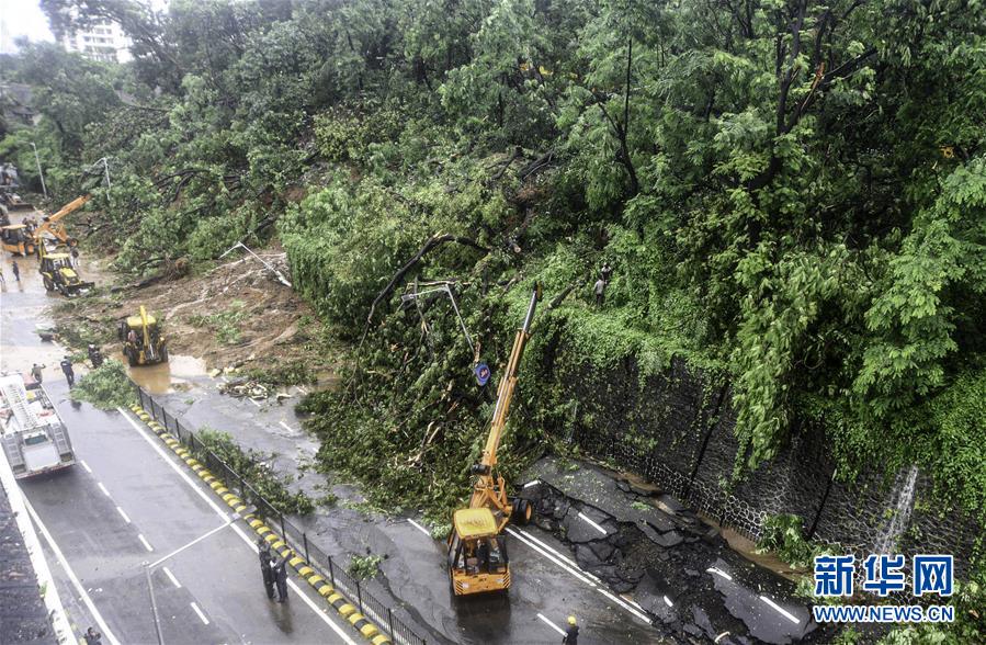 8月6日，在印度孟買，暴風(fēng)雨引發(fā)的滑坡阻斷道路交通。 連日來，孟買遭遇暴風(fēng)雨襲擊。 新華社發(fā)