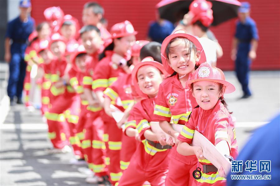 8月6日，學(xué)生在畢節(jié)市消防救援支隊(duì)碧陽(yáng)大道特勤站參加趣味拔河。 新華社發(fā)（陳曦 攝）