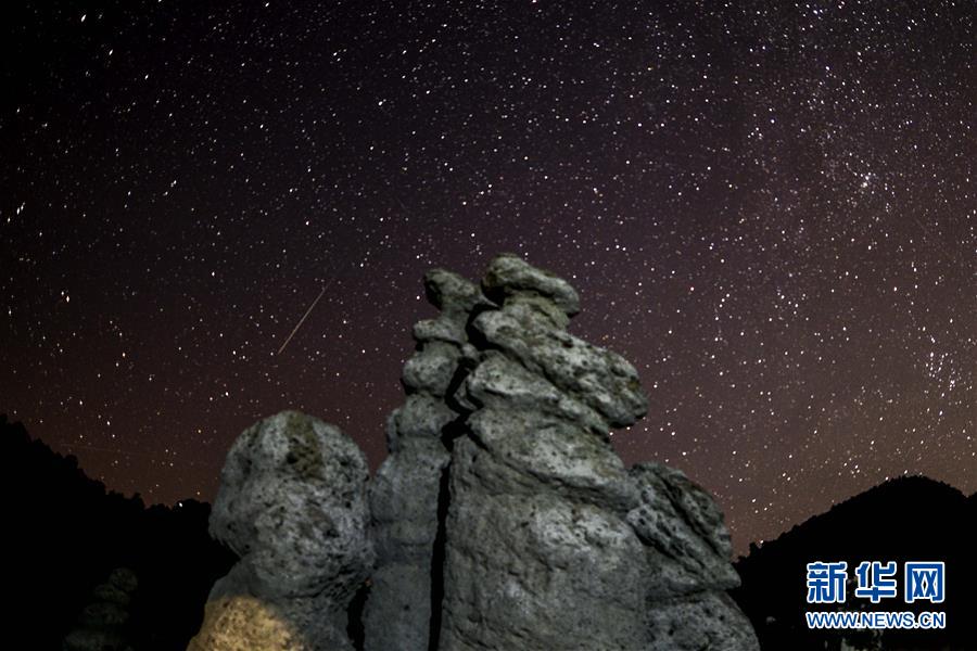 這是8月11日在北馬其頓斯科普里附近拍攝的英仙座流星雨（長時(shí)間曝光照片）。 新華社發(fā)（托米斯拉夫·格奧爾基耶夫攝）