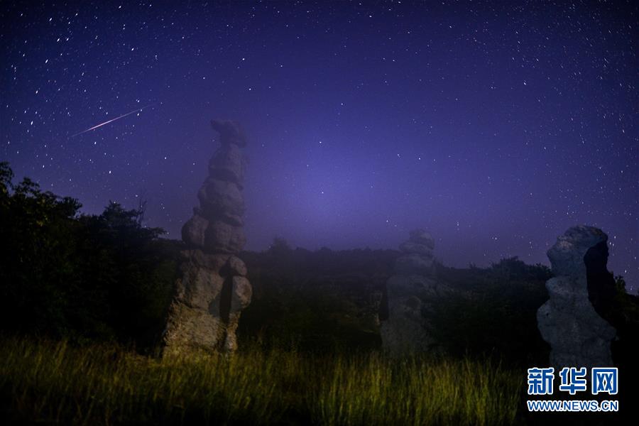 這是8月11日在北馬其頓斯科普里附近拍攝的英仙座流星雨（長時(shí)間曝光照片）。 新華社發(fā)（托米斯拉夫·格奧爾基耶夫攝）
