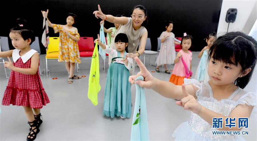 8月14日，在浙江省臺州市路橋區(qū)路橋街道人峰社區(qū)文化禮堂，孩子們在學習越劇手勢動作。 暑假期間，各地的孩子們通過豐富多彩的活動樂享假期、充實生活。 新華社發(fā)（王保初 攝）