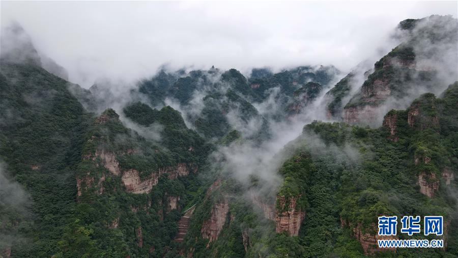8月15日拍攝的紫金山景區(qū)（無(wú)人機(jī)照片）。 當(dāng)日，位于河北省邢臺(tái)市西部太行山脈的紫金山景區(qū)云霧彌漫，美景如畫(huà)。 新華社記者 牟宇 攝