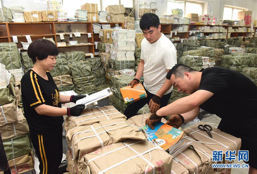 8月17日，工作人員在河北新樂市新華書店倉庫整理清點(diǎn)中小學(xué)教材，準(zhǔn)備送往各學(xué)校。 連日來，河北省新樂市新華書店的工作人員全力投入到新教材的領(lǐng)取、分揀打包、整理貼簽和運(yùn)送分發(fā)工作中。新樂市350余萬冊教材書籍和教輔資料將陸續(xù)分批次送到該市各中小學(xué)校，為開學(xué)做好準(zhǔn)備。 新華社發(fā)（賈敏杰 攝）