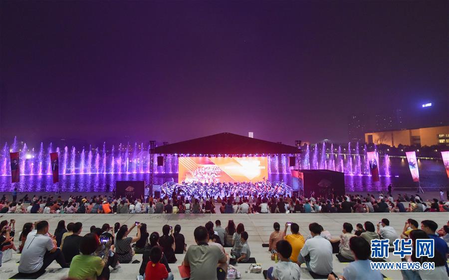 8月17日，市民在天津大劇院平臺(tái)劇場(chǎng)欣賞音樂會(huì)。 當(dāng)日，“同心·綻放—京津冀交響樂藝術(shù)發(fā)展聯(lián)盟大型交響音樂會(huì)”在天津大劇院平臺(tái)劇場(chǎng)舉行，這也是天津大劇院舉辦的首場(chǎng)大型戶外交響音樂會(huì)。 本次戶外交響音樂會(huì)由著名指揮家李飚指揮，小提琴演奏家呂思清攜手京津冀三地交響樂團(tuán)共同演奏。這也是天津大劇院停工近200天之后為觀眾帶來(lái)的一場(chǎng)視覺與聽覺的文化盛宴。 新華社發(fā)（孫凡越 攝）