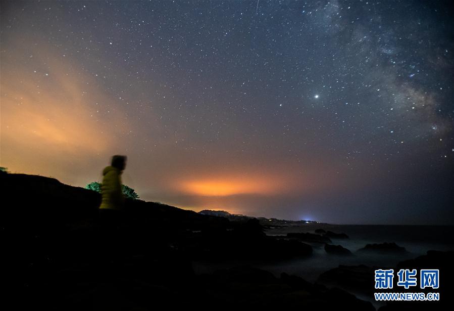 這是8月17日晚在美國加利福尼亞州的半月灣附近拍攝的夜空。 美國加利福尼亞州近日炎熱干燥，野火肆虐，入夜后火光映紅天空。 新華社發(fā)（董旭東攝）