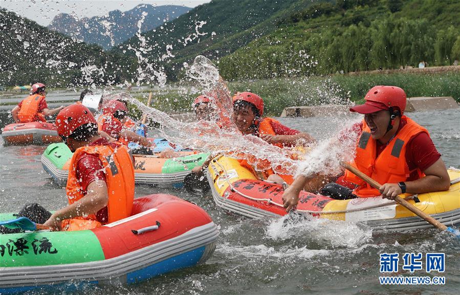 8月20日，游客在秦皇島市老君頂景區(qū)戲水。 七月以來(lái)，河北秦皇島市親近自然的體驗(yàn)式旅游迅速升溫，受到游客的青睞。 新華社記者 王毓國(guó) 攝