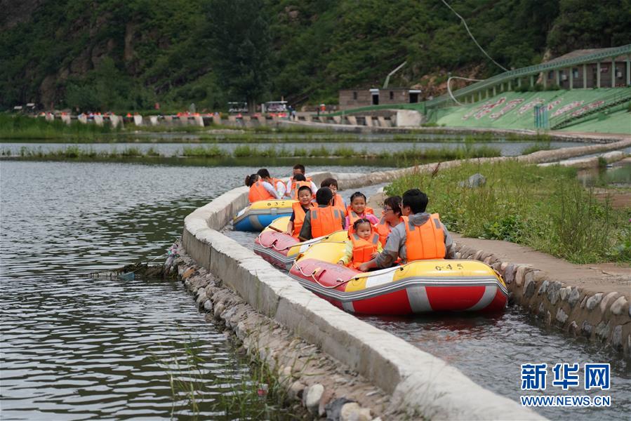 8月20日，游客在秦皇島市老君頂景區(qū)體驗(yàn)漂流。 七月以來(lái)，河北秦皇島市親近自然的體驗(yàn)式旅游迅速升溫，受到游客的青睞。 新華社記者 牟宇 攝