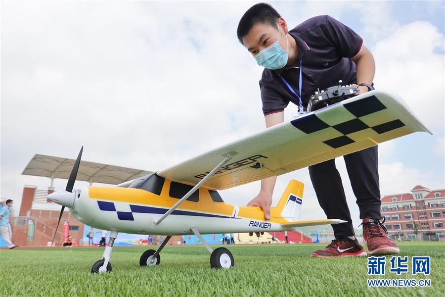 8月22日，參賽選手調(diào)試航模飛機(jī)準(zhǔn)備比賽。 當(dāng)日，山東省煙臺(tái)市第十屆全民健身運(yùn)動(dòng)會(huì)航空模型比賽在煙臺(tái)市福山區(qū)體育發(fā)展中心舉行，航模愛好者們?cè)诒荣愔写笳股硎郑棚w夢(mèng)想。 新華社發(fā)（唐克 攝）