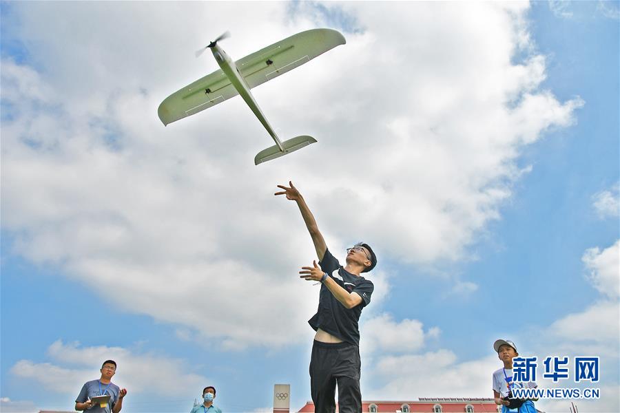 8月22日，參賽選手在比賽中放飛航模飛機(jī)。 當(dāng)日，山東省煙臺(tái)市第十屆全民健身運(yùn)動(dòng)會(huì)航空模型比賽在煙臺(tái)市福山區(qū)體育發(fā)展中心舉行，航模愛好者們?cè)诒荣愔写笳股硎?，放飛夢(mèng)想。 新華社發(fā)（孫文潭 攝）