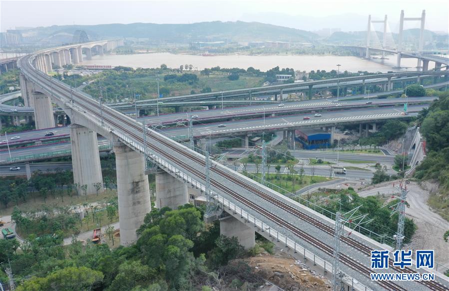 這是正在建設(shè)中的福平鐵路閩江特大橋（8月24日攝）。 新華社記者林善傳攝