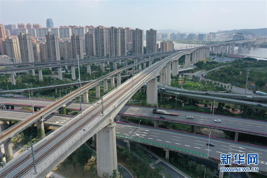 這是正在建設(shè)中的福平鐵路閩江特大橋（8月24日攝）。 新華社記者林善傳攝