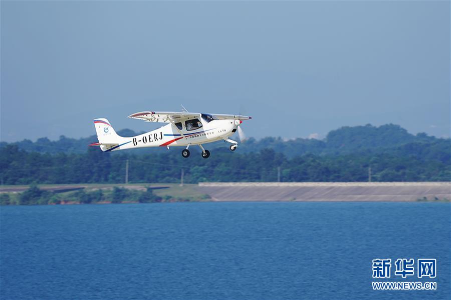(科技)(3)國(guó)產(chǎn)“領(lǐng)雁”AG50輕型運(yùn)動(dòng)飛機(jī)首飛成功