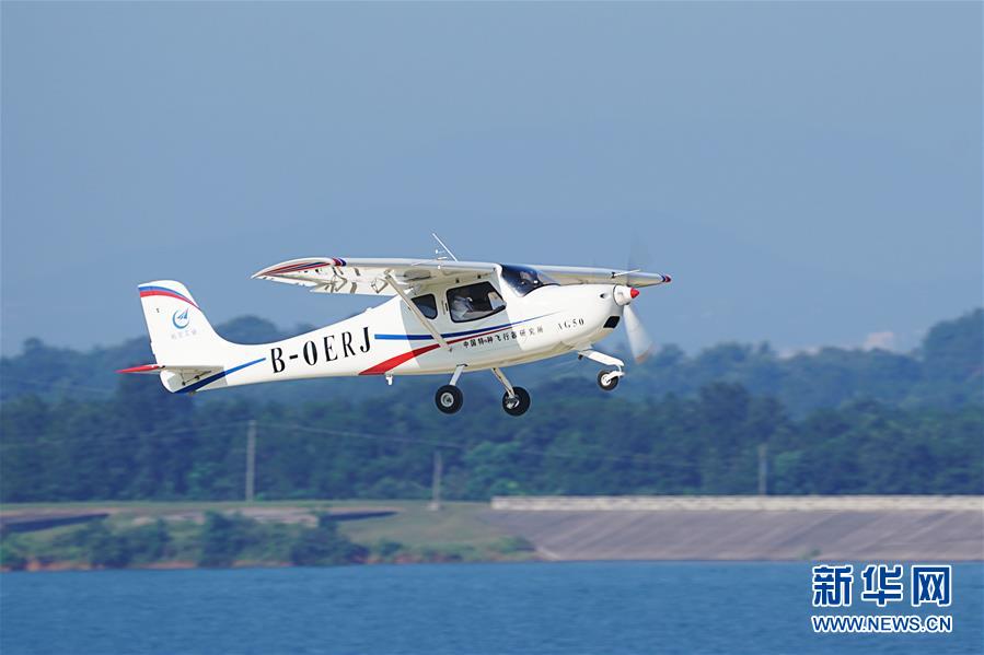 （科技）（4）國(guó)產(chǎn)“領(lǐng)雁”AG50輕型運(yùn)動(dòng)飛機(jī)首飛成功