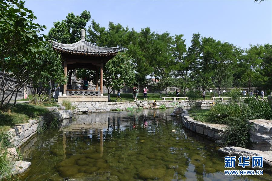 人們?cè)诒本┦袞|城區(qū)三里河參觀游覽（6月7日攝）。  新華社記者 鞠煥宗 攝