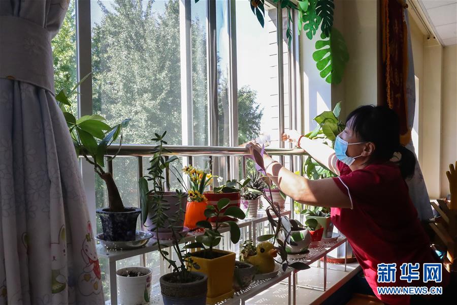 9月3日，在中國兒童中心實(shí)驗(yàn)幼兒園，參加模擬演練的老師在教室內(nèi)開窗通風(fēng)。 近日，北京市各幼兒園為開園做準(zhǔn)備，部分幼兒園進(jìn)行開園的模擬演練。受新冠肺炎疫情影響，今年北京市中小學(xué)、幼兒園實(shí)行分批、錯峰開學(xué)。9月8日起，各類型幼兒園大班、中班開園。9月11日各類型幼兒園小班開園后，北京市中小學(xué)幼兒園將全部開學(xué)。 新華社記者 張玉薇 攝