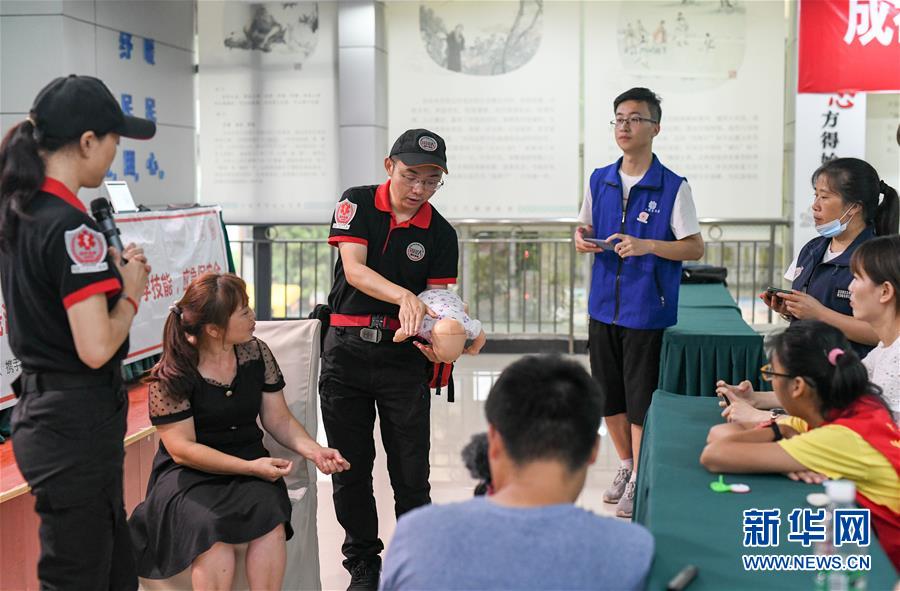 在成都市正興街道蘇碼頭社區(qū)黨群服務(wù)中心，郭云飛（左三）在給群眾講解心肺復(fù)蘇急救知識(shí)（9月5日攝）。從普通急救志愿者，再到持證講師，幾年來(lái)，郭云飛已經(jīng)講了200多節(jié)課，而他的主業(yè)其實(shí)是金融行業(yè)的咨詢(xún)顧問(wèn)。 有一群人，雖主業(yè)不在三尺講臺(tái)，但默默在人們需要的地方志愿奉獻(xiàn)，傳道、授業(yè)、解惑。有人奔走于社區(qū)、校園，講授急救知識(shí)；有人深入鄉(xiāng)村小學(xué)，為女童普及自我保護(hù)課程；有人設(shè)計(jì)課程和體驗(yàn)項(xiàng)目，讓千年非遺走入大眾生活……教師節(jié)，同樣是他們這些“志愿教師”的節(jié)日。 新華社記者 唐文豪 攝