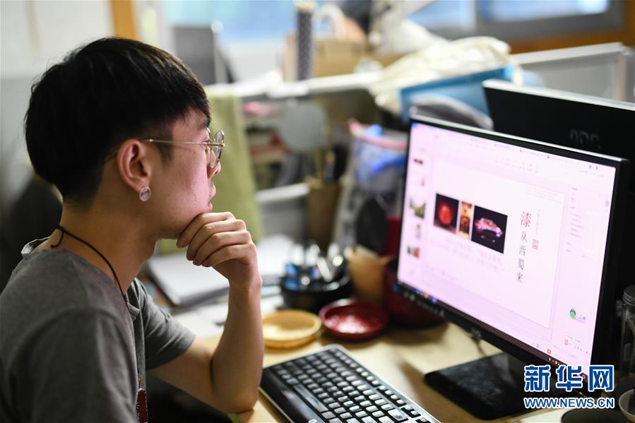 李果在成都漆器工藝廠準(zhǔn)備體驗(yàn)課課件（9月4日攝）。李果是成都市漆器工藝廠的體驗(yàn)設(shè)計(jì)師，成都漆藝2006年被列入第一批國(guó)家級(jí)非物質(zhì)文化遺產(chǎn)名錄，但許多人對(duì)它并不了解。李果花了不少心思設(shè)計(jì)體驗(yàn)課程，希望能帶著人們近距離感受漆器工藝之美。 有一群人，雖主業(yè)不在三尺講臺(tái)，但默默在人們需要的地方志愿奉獻(xiàn)，傳道、授業(yè)、解惑。有人奔走于社區(qū)、校園，講授急救知識(shí)；有人深入鄉(xiāng)村小學(xué)，為女童普及自我保護(hù)課程；有人設(shè)計(jì)課程和體驗(yàn)項(xiàng)目，讓千年非遺走入大眾生活……教師節(jié)，同樣是他們這些“志愿教師”的節(jié)日。 新華社記者 唐文豪 攝