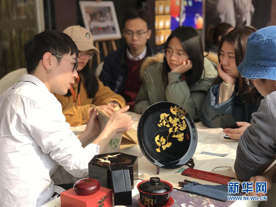 李果在一個(gè)展會(huì)上為觀眾講解漆器（2019年12月攝）。李果是成都市漆器工藝廠的體驗(yàn)設(shè)計(jì)師，成都漆藝2006年被列入第一批國(guó)家級(jí)非物質(zhì)文化遺產(chǎn)名錄，但許多人對(duì)它并不了解。李果花了不少心思設(shè)計(jì)體驗(yàn)課程，希望能帶著人們近距離感受漆器工藝之美。 有一群人，雖主業(yè)不在三尺講臺(tái)，但默默在人們需要的地方志愿奉獻(xiàn)，傳道、授業(yè)、解惑。有人奔走于社區(qū)、校園，講授急救知識(shí)；有人深入鄉(xiāng)村小學(xué)，為女童普及自我保護(hù)課程；有人設(shè)計(jì)課程和體驗(yàn)項(xiàng)目，讓千年非遺走入大眾生活……教師節(jié)，同樣是他們這些“志愿教師”的節(jié)日。 新華社發(fā)