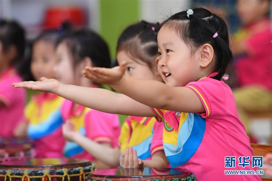 幼兒園小班的小朋友在音樂課上學習手鼓（9月16日攝）。 新學期開學以來，山東濟南童貝爾幼兒園從兒童視角出發(fā)，創(chuàng)新課程設(shè)置，寓教于樂，營造寬松和諧的環(huán)境，促進孩子們健康成長。 新華社記者 朱崢 攝