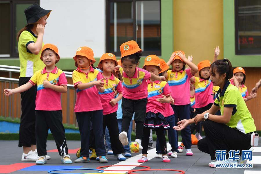 幼兒園中班的小朋友在活動課上做游戲（9月16日攝）。 新學期開學以來，山東濟南童貝爾幼兒園從兒童視角出發(fā)，創(chuàng)新課程設(shè)置，寓教于樂，營造寬松和諧的環(huán)境，促進孩子們健康成長。 新華社記者 朱崢 攝