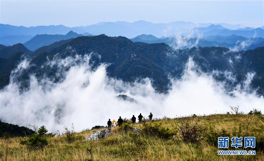 9月17日，游人在陜西紫柏山國(guó)家森林公園觀景。 雨后初霽，位于陜西省漢中市留壩縣的紫柏山國(guó)家森林公園內(nèi)云霧升騰，宛如畫(huà)境。 新華社記者 劉瀟 攝