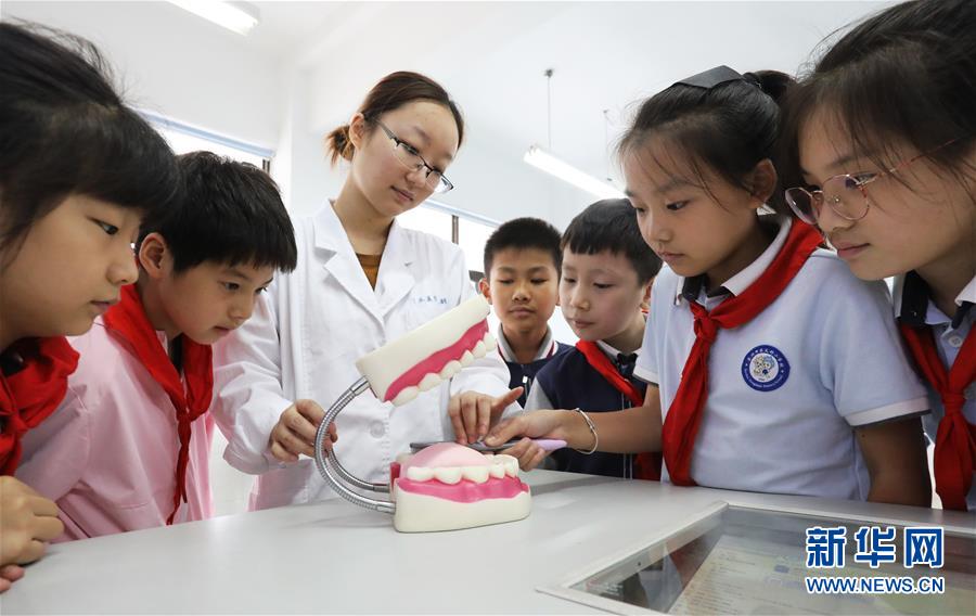 9月17日，在江蘇省蘇州市東大街小學校，孩子們在蘇州市立醫(yī)院醫(yī)務(wù)人員的引導(dǎo)下學習正確的刷牙方法。 近日，各地紛紛舉辦與牙齒相關(guān)的主題教育活動，以迎接全國愛牙日的到來。 新華社發(fā)（杭興微 攝）