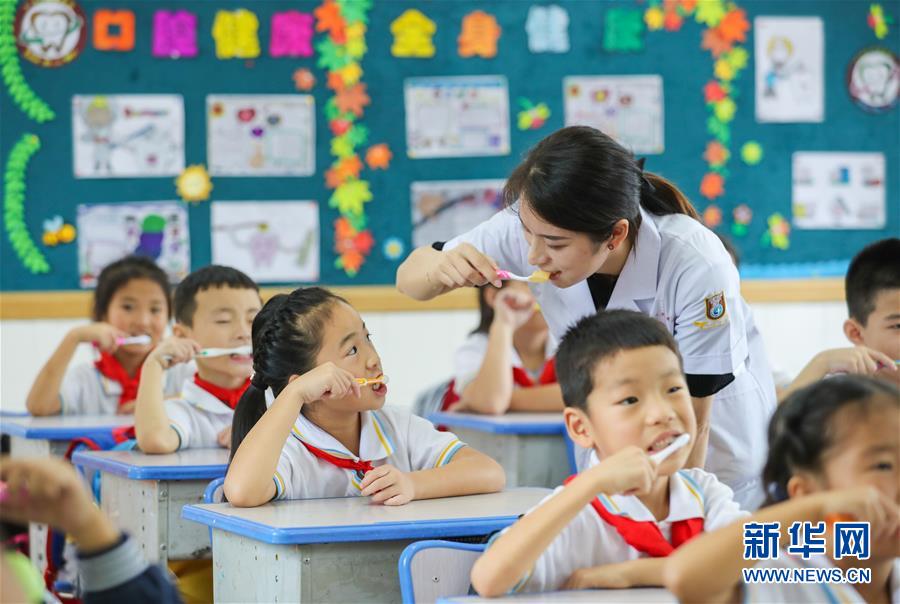 9月17日，在浙江省湖州市德清縣武康街道東風小學，學生練習正確的刷牙方法。 近日，各地紛紛舉辦與牙齒相關(guān)的主題教育活動，以迎接全國愛牙日的到來。 新華社發(fā)（王正 攝）