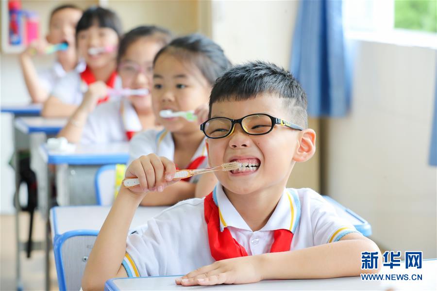 9月17日，在浙江省湖州市德清縣武康街道東風小學，學生練習正確的刷牙方法。 近日，各地紛紛舉辦與牙齒相關(guān)的主題教育活動，以迎接全國愛牙日的到來。 新華社發(fā)（王正 攝）