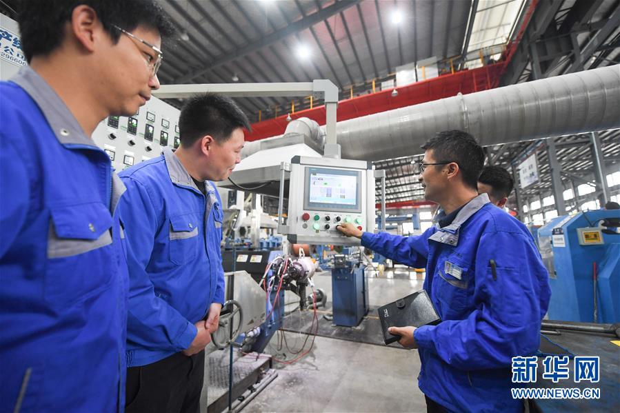 9月23日，企業(yè)技術(shù)能手（右一）在給企業(yè)新進員工進行崗位技能培訓。 當日，勞模工匠宣講團入企宣講活動在浙江杭州市臨安區(qū)青山湖科技城的浙江萬馬股份有限公司車間內(nèi)舉行。 今年以來，杭州市臨安區(qū)總工會以推進產(chǎn)業(yè)工人隊伍建設(shè)改革為契機，搭建勞模工匠宣講團、技能專家課堂、職工普法講堂等學教平臺，組織勞模工匠、職工黨員、技能人才等分批到企業(yè)開展讀書、交流及技術(shù)培訓，引導廣大企業(yè)職工愛崗敬業(yè)、勇于奉獻、積極提升崗位技能水平，推進產(chǎn)業(yè)發(fā)展。 新華社記者 徐昱 攝