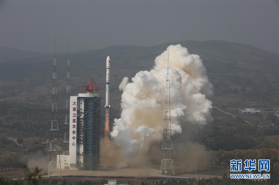 9月27日11時23分，我國在太原衛(wèi)星發(fā)射中心用長征四號乙運(yùn)載火箭，以“一箭雙星”方式將環(huán)境減災(zāi)二號01組衛(wèi)星送入預(yù)定軌道，發(fā)射任務(wù)獲得成功。 新華社發(fā)（鄭逃逃 攝）