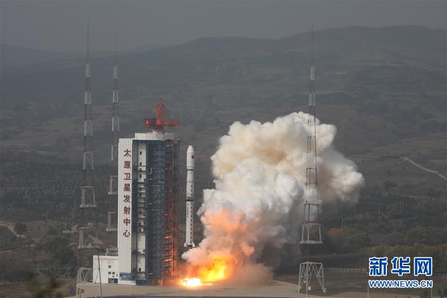 9月27日11時23分，我國在太原衛(wèi)星發(fā)射中心用長征四號乙運(yùn)載火箭，以“一箭雙星”方式將環(huán)境減災(zāi)二號01組衛(wèi)星送入預(yù)定軌道，發(fā)射任務(wù)獲得成功。 新華社發(fā)（鄭逃逃 攝）