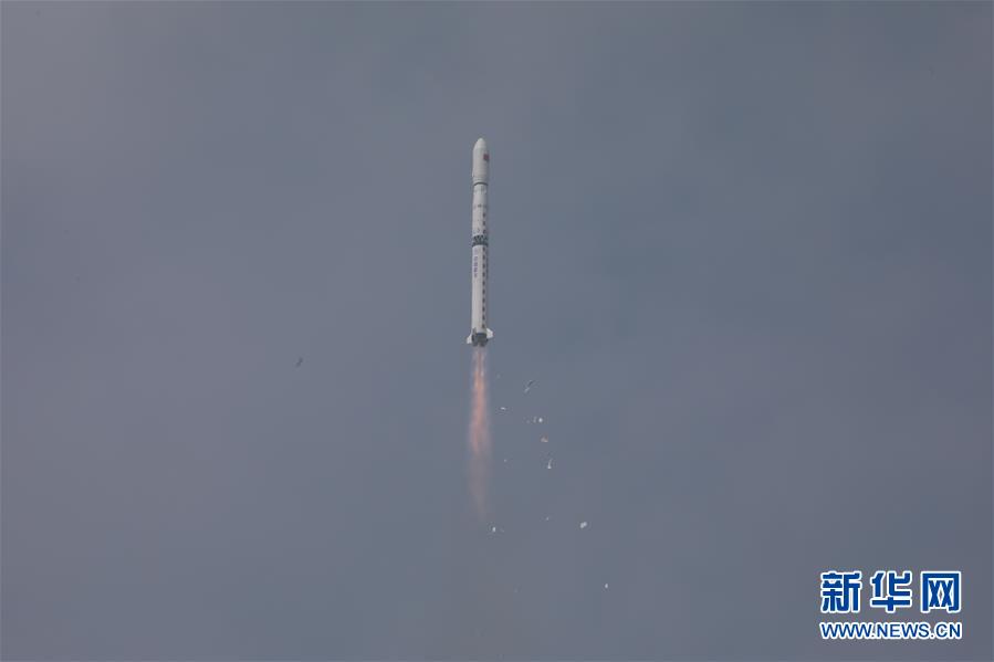 9月27日11時23分，我國在太原衛(wèi)星發(fā)射中心用長征四號乙運(yùn)載火箭，以“一箭雙星”方式將環(huán)境減災(zāi)二號01組衛(wèi)星送入預(yù)定軌道，發(fā)射任務(wù)獲得成功。 新華社發(fā)（鄭逃逃 攝）