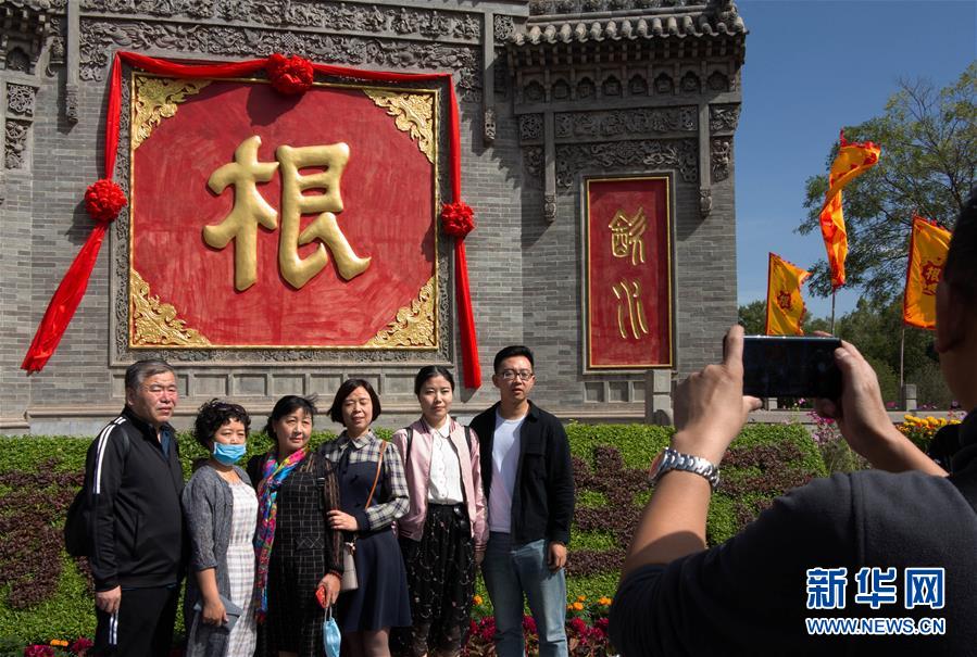 10月4號(hào)，游客在洪洞大槐樹(shù)景區(qū)根字影壁前留影。 中秋和國(guó)慶長(zhǎng)假期間，山西洪洞大槐樹(shù)景區(qū)推出以“游山西過(guò)中秋回大槐樹(shù)老家，迎國(guó)慶悅生活讀移民地歷史”為主題的系列特色活動(dòng)，吸引眾多游客。據(jù)介紹，10月1日至4日，洪洞大槐樹(shù)景區(qū)已接待游客52075人次。 新華社記者 馬毅敏 攝