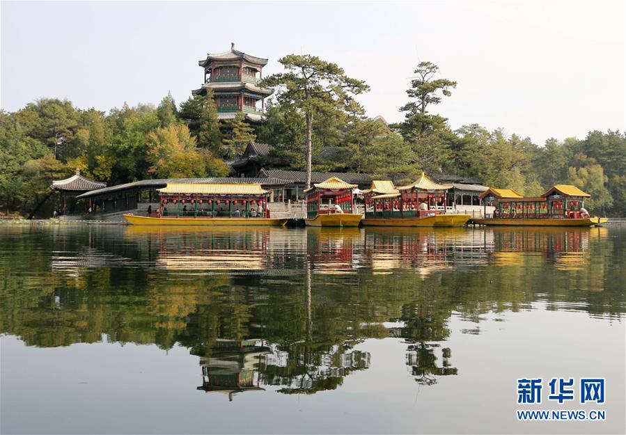 　這是10月8日拍攝的承德避暑山莊秋景。 寒露時(shí)節(jié)，河北承德避暑山莊展現(xiàn)出一幅幅色彩斑斕的美麗畫卷，吸引游人前來觀賞秋景。 新華社發(fā)（劉環(huán)宇 攝）