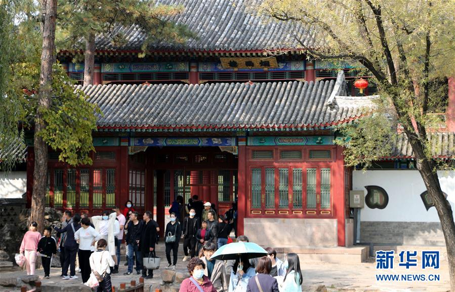 10月8日，游客在承德避暑山莊游玩。 寒露時(shí)節(jié)，河北承德避暑山莊展現(xiàn)出一幅幅色彩斑斕的美麗畫卷，吸引游人前來觀賞秋景。 新華社發(fā)（劉環(huán)宇 攝）