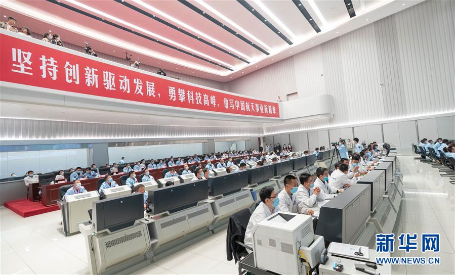10月9日，在北京航天飛行控制中心，航天科技人員在現(xiàn)場工作。 2020年10月9日23時，在我國首次火星探測任務(wù)飛行控制團(tuán)隊控制下，“天問一號”探測器主發(fā)動機(jī)工作480余秒，順利完成深空機(jī)動。 新華社記者 才揚 攝