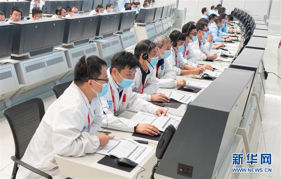 10月9日，在北京航天飛行控制中心，航天科技人員在現(xiàn)場工作。 2020年10月9日23時，在我國首次火星探測任務(wù)飛行控制團(tuán)隊控制下，“天問一號”探測器主發(fā)動機(jī)工作480余秒，順利完成深空機(jī)動。 新華社記者 才揚 攝