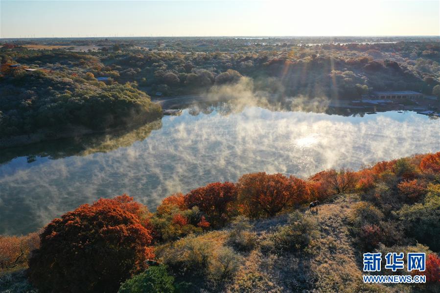 這是10月12日拍攝的大青溝國(guó)家級(jí)自然保護(hù)區(qū)小青湖秋景（無人機(jī)照片）。 眼下，位于內(nèi)蒙古自治區(qū)通遼市科爾沁左翼后旗的大青溝國(guó)家級(jí)自然保護(hù)區(qū)秋意正濃，斑斕多彩的秋景令人陶醉。 新華社記者 劉懿德 攝