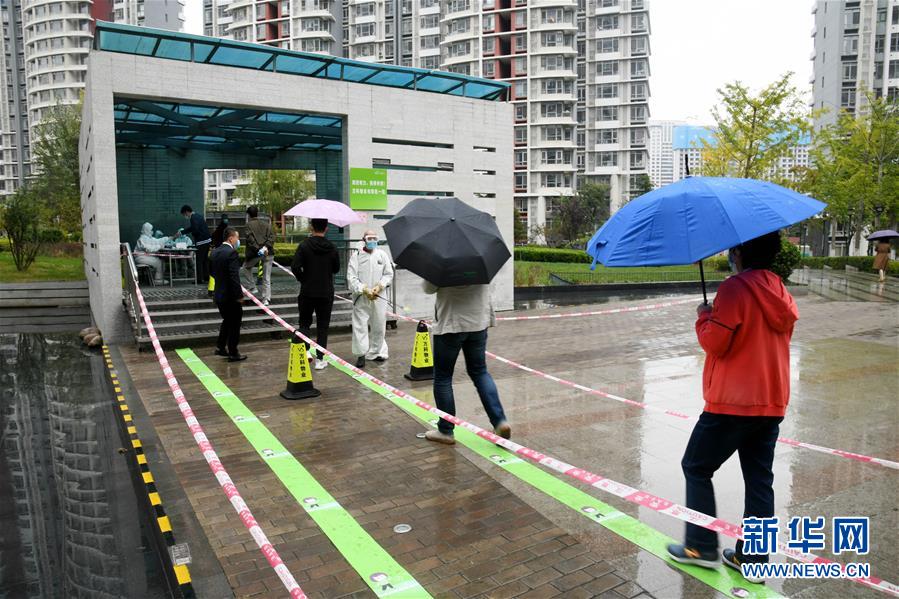 10月14日，市民在青島市市北區(qū)河西街道一檢測(cè)點(diǎn)排隊(duì)等候進(jìn)行核酸檢測(cè)采樣。 當(dāng)日，青島市衛(wèi)生健康委員會(huì)在新聞發(fā)布會(huì)上通報(bào)，截至10月14日18時(shí)，青島全員核酸檢測(cè)已采樣882萬(wàn)余份，已出結(jié)果541萬(wàn)余份，未發(fā)現(xiàn)新的陽(yáng)性樣本。 新華社記者 李紫恒 攝