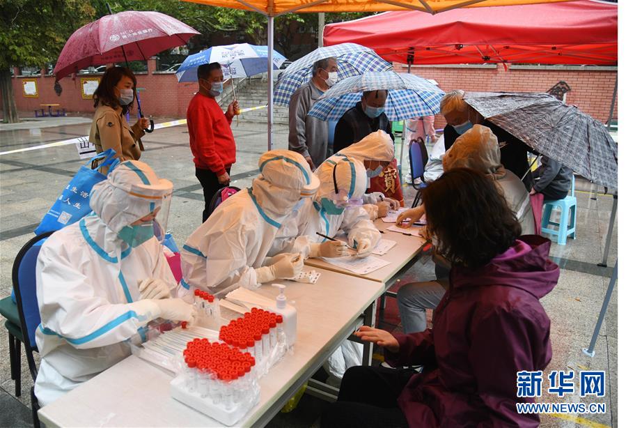 10月14日，市民在青島市市北區(qū)東莞路文化廣場(chǎng)檢測(cè)點(diǎn)進(jìn)行核酸檢測(cè)采樣。 當(dāng)日，青島市衛(wèi)生健康委員會(huì)在新聞發(fā)布會(huì)上通報(bào)，截至10月14日18時(shí)，青島全員核酸檢測(cè)已采樣882萬(wàn)余份，已出結(jié)果541萬(wàn)余份，未發(fā)現(xiàn)新的陽(yáng)性樣本。 新華社記者 李紫恒 攝