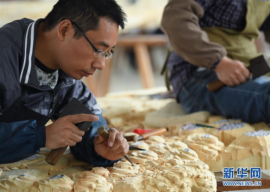 工作人員在亞太地區(qū)手工藝大師、中國工藝美術(shù)大師陸光正的創(chuàng)作室內(nèi)雕刻作品（10月19日攝）。 新華社記者 翁忻旸 攝